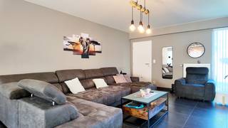 <p>Ontdek deze prachtige woning, gelegen aan de Swidnicalaan in Maldegem, die u de ideale combinatie biedt van ruimte en comfort. Met een royale bewoonbare oppervlakte van 200 vierkante meter en een prachtig perceel van 287 vierkante meter, biedt deze woning volop mogelijkheden om te genieten van het leven met uw gezin. De woning is recent gebouwd in 2013 en voelt als nieuw, met een doordachte indeling die zorgt voor praktische en gezellige leefruimtes.<br /> </p>
<p>De begane grond opent met een ruime woonkamer en een goed uitgeruste keuken met kookeiland. Er zijn in totaal vier comfortabele slaapkamers, perfect voor elk gezinslid, en een moderne badkamer om aan al uw voorzieningen te voldoen.<br /><br />Daarnaast zijn er twee toiletten voor extra gemak, een zolder voor opslag en een garage voor uw voertuig. Deze woning biedt niet alleen een rustige woonomgeving maar ook een gemakkelijke toegang tot lokale voorzieningen.<br /> </p>
<p>Laat deze kans niet aan u voorbijgaan en kom de woning zelf ervaren. Aarzel niet om contact met ons op te nemen via de website om u in te schrijven voor de bezoekdag. </p>