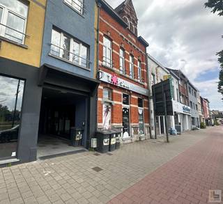 MAAK ONLINE UW AFSPRAAK VIA WWW.IMMOBOSS.BEDit appartement bevindt zich op de eerste verdieping van een kleinschalige residentie. Het gebouw is...