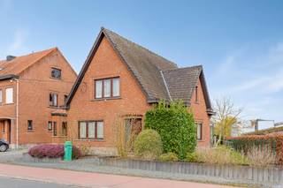 <p><span>Charmante op te knappen open bebouwing met twee slaapkamers met een mogelijkheid voor een derde kamer. Deze woning ligt net buiten de dorpskern van Eppegem en geniet van een sterk netwerk wat betreft bereikbaarheid (wagen, bus en trein). In de nabije omgeving kan u verscheidene handelaars treffen. </span></p><p><span> </span></p><p><span>VIDEO</span><span>: <span>https://watch.wave.video/NcjVPCJeO16tUqk0</span></span><span> </span></p><p><span> </span></p><p><span>INDELING</span></p><p><span>Gelijkvloers:  inkomhal, woonkamer, keuken met aangrenzende veranda, berging die toegang verleent naar de kelder, badkamer voorzien van douche, lavabo en toilet, tuin, garage en oprit. Eerste verdieping: hal, 2 slaapkamers en berging (met mogelijkheid tot omvormen kamer).</span></p><p><span> </span></p><p><span>BRUIKBARE OPPERVLAKTE</span><span>: +/- 157 m² (excl. garage en kelder). </span></p><p><span> </span></p><p><span>BESCHIKBAARHEID</span><span>: bij authentieke akte.</span></p><p><span> </span></p>