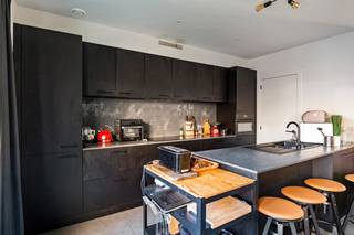 Recente woning aan het kerkplein in hartje 's Gravenwezel. Inkomhal met gastentoilet, woonkamer aan open keuken met berging, toegang naar terras...