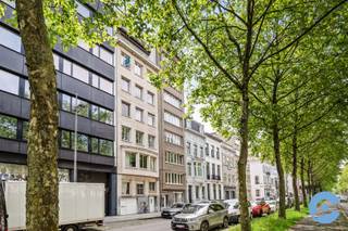 Dit instapklare lichtrijk appartement is gelegen op de vijfde verdieping van een kleinschalig gebouw en heeft een prachtig panoramisch zicht over de stad. Alle stadsvoordelen bevinden zich in de onmiddellijke omgeving van het gebouw. Een ideale uitvalsbasis dus voor de echte stadsmussen! En dit op een A-locatie! <br /><br />Via de inkomhal met apart toilet kom je in de open leefruimte met open ingerichte keuken. De keuken is voorzien van alle comfort. De badkamer beschikt over een inloopdouche, lavabo en aansluiting voor wasmachine en droogkast. <br /><br />De slaapkamers zijn gelegen aan de rustige achterzijde van het gebouw. De grote slaapkamer heeft aanpalend een zuidoost gericht zonneterras. De tweede slaapkamer is perfect als gastenkamer, bureau of dressing. Ook hier is aanpalend een klein balkon. <br /><br />Als fijne extra heeft het appartement in de kelder nog een aparte privatieve berging.<br /><br />Een aantal troeven op een rijtje: A-locatie, terras, volledig gerenoveerd, nieuwe ramen, instapklaar, onmiddellijk beschikbaar, gunstig EPC, ... <br /><br />Graag een bezoek ter plaatse? Bel Dries op 0470/107 217 <br />