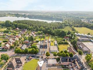 <p><span>Moderne en energiezuinige kangoeroewoning op unieke locatie in Mol-Rauw</span></p><p><span> </span></p><p><span>Belangrijkste troeven:</span></p><p><span>Recente woning (bouwjaar 2020)</span></p><p><span>Energiezuinige kangoeroewoning met EPC 65 en 75 kWh/m²</span></p><p><span>30 zonnepanelen en vloerverwarming</span></p><p><span>Driedubbele beglazing en automatische rolluiken</span></p><p><span>Volledig rolstoelvriendelijk met extra brede deuren</span></p><p><span>Aparte praktijk-, bureau- of hobbyruimte mogelijk</span></p><p><span>Tuinkamer/kantoor van ca. 50 m² met eigen keuken en sanitair</span></p><p><span>Garage, berging en laadpaal aanwezig</span></p><p><span>Rustige en groene ligging nabij de meren van Mol-Rauw</span></p><p><span> </span></p><p><span>Moderne woning combineert comfortabel wonen met tal van mogelijkheden.</span></p><p><span>Deze energiezuinige kangoeroewoning combineert comfortabel wonen met maximale flexibiliteit. Dankzij de praktische indeling is de woning perfect geschikt voor zorgwonen, een praktijk aan huis of wonen en werken. </span></p><p><span>De groene tuin en de volledig ingerichte tuinkamer van ca. 50 m² vormen daarbij een absolute meerwaarde.</span></p><p><span> </span></p><p><span>Bekijk zeker ook de 3D virtuele rondleiding en de grondplannen met afmetingen. Zo krijgt u van thuis uit al een perfect beeld van wat deze unieke eigendom te bieden heeft.</span></p><p><span>Wenst u meer info of een vrijblijvende bezichtiging, contacteer dan ons kantoor op het nummer 014 39 99 99 en wij helpen u graag verder.</span></p>