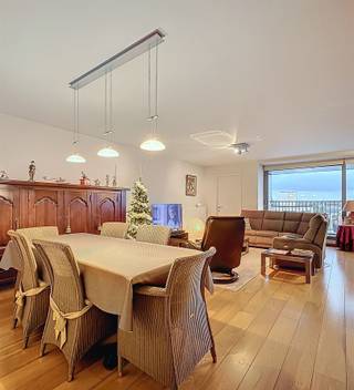 Modern wonen op een boogscheut van de Grote Markt.Luxueus zeer ruim appartement gelegen op de 5de verdieping met ruime lift combineert stijl, comfort...