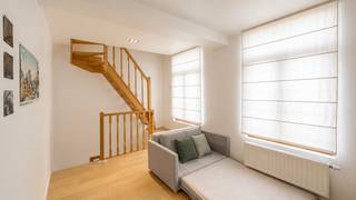 Gerenoveerde stadswoning met charme in het hart van Gent<br /><br />Deze gezellige en volledig gerenoveerde woning is gelegen in de Pluimstraat 29, op een absolute toplocatie in het historische centrum van Gent, vlak bij het sfeervolle Patershol. <br />Hier woont u midden in de rijke Gentse binnenstad, met haar gezellige pleintjes, authentieke straatjes, restaurants en cafés. <br /><br />Dankzij de centrale ligging geniet u van een uitstekende bereikbaarheid: winkels, eetgelegenheden en dagelijkse voorzieningen bevinden zich op wandelafstand. Ook het openbaar vervoer is uitstekend geregeld met een vlotte tram- en busverbinding. <br />De R40 bevindt zich bovendien in de nabije omgeving, waardoor u snel verbinding heeft met de omliggende regio.<br />Met een Realo Mobiliteitsscore van 80% is deze woning ideaal voor wie comfortabel en centraal wil wonen zonder afhankelijk te zijn van de wagen.<br /><br />Bij het betreden van de woning komt u binnen via een aparte inkomhal. Op het gelijkvloers bevindt zich de moderne en kwalitatief afgewerkte keuken, volledig uitgerust keuken waaronder een heteluchtoven, inductiekookplaat, vaatwasser, dampkap, ingebouwde koelkast en diepvries. Daarnaast vindt u op deze verdieping een praktische badkamer met stijlvolle regendouche en lavabo.<br /><br />Op de eerste verdieping bevindt zich een gezellige leefruimte waar u heerlijk kan ontspannen. Aansluitend vindt u een volwaardige slaapkamer, aangevuld met twee praktische ruimtes waarvan één voorzien is van een aansluiting voor de wasmachine. Deze extra ruimtes bieden tal van mogelijkheden als bergruimte, dressing of werkplek.<br /><br />Op het 2e verdiep bevindt zich de zolder, die als 2 e slaapkamer kan ingericht worden.<br /><br />Alle kamers zijn voorzien van COAX- en UTP-aansluitingen, ideaal voor thuiswerk, digitale toepassingen of meerdere media-opstellingen.<br />Troeven van deze woning:<br />• Volledig gerenoveerde stadswoning<br />• Gelegen in het historische centrum van Gent<br />• Op wandelafstand van Patershol, winkels en horeca<br />• Uitstekende bereikbaarheid met openbaar vervoer<br />• Snelle verbinding naar de R40<br />• Moderne keuken <br />• Gezellige leefruimte <br />• COAX- en UTP-aansluitingen in alle kamers<br /><br />Ideaal voor wie op zoek is naar een charmante woning met hedendaags comfort op een bruisende locatie in Gent.<br /><br />Voor meer informatie of een bezoek contacteer Eva via 0475/69.38.22 of eva@vicusvastgoed.be