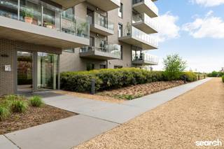 Welkom in residentie Lagoo (2021), een moderne residentie op een uitzonderlijke locatie aan de rand van het Galgenweelpark. Hier woont u in alle rust, met het water, het groen en de skyline van Antwerpen vlakbij.<br /><br />Dit lichtrijke appartement van 102 m², gelegen op de vijfde verdieping, combineert ruimte, comfort en een hoogwaardige afwerking. Via de inkomhal met vestiaire komt u in de ruime leefruimte met open, volledig ingerichte keuken, afgewerkt met kwalitatieve materialen.<br />Het appartement beschikt over twee volwaardige slaapkamers, waarvan één met toegang tot het terras. De master bedroom is voorzien van ingemaakte kasten. Het terras van 10 m² biedt een aangename buitenruimte met zijdelings zicht op het Galgenweel en een mooie Westelijke oriëntatie.  Hierdoor geniet je tot de laatste avondzon!<br />Verder zijn er een stijlvolle badkamer met inloopdouche, een apart toilet en een praktische berging.<br /><br />Extra troeven: gelegen in een doodlopende straat, rechtstreekse toegang tot het park, beveiligde toegangsdeur, videofonie, vloerverwarming met koelfunctie via warmtepomp, fietsenberging, high-end afwerking en een gunstig EPC-label A.<br /><br />Een autostaanplaats met laadpaal in het ondergrondse garagecomplex kan optioneel aangekocht worden voor € 35.000.<br /><br />Interesse of graag een bezoek ter plaatse? Contacteer Dries via 0470 107 217.