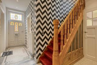 Nabij de Kruispoort (Dampoortstraat) te Sint-Kruis, centraal gelegen aan de stadsrand van Brugge bevindt zich dit gerenoveerd, klassevol huis te koop op een perceel van 533m² met 5 slaapkamers, 3 badkamers, garage, uiterste ruime kelder en een gunstig georiënteerde tuin. Dit luxueus huis werd met kwalitatieve materialen duurzaam gerenoveerd (EPC 151) geniet van een gunstige locatie vlakbij de Brugse vesten, buurtwinkels, scholen, openbaar vervoer, warenhuizen, sportcentrum...<br />Indeling:<br />Gelijkvloers (circa 110m²):<br />- Inkomhal (12m²) met gastentoilet;<br />- ruime, lichtrijke woonkamer (65m²) met gashaard en zicht op de gunstig georiënteerde tuin (533m²);<br />- compleet uitgeruste keuken (15m²);<br />- garage (18m²) met automatische poort.<br />1ste verdieping (circa 83m²):<br />- Nachthal (8m²);<br />- slaapkamer 1 (12m²);<br />- slaapkamer 2 (16m²);<br />- badkamer 1 (12m²) met inloopdouche en dubbele lavabo in meubel;<br />- badkamer 2 (10m²) met lavabo in meubel, ligbad en toilet;<br />- slaapkamer 3 (25m²) met ingemaakte kasten.<br />2de verdieping (circa 57m²):<br />- Nachthal (8m²);<br />- slaapkamer 4 (24m²);<br />- slaapkamer 5 (13m²);<br />- badkamer 3 (12m²) met ligbad, lavabo in meubel en toilet. <br />3de verdieping (circa 21m²):<br />- Zolder (21m²) toegankelijk via vlizotrap. <br />-1°V. (circa 88m²):<br />-  Uiterst ruime kelder (88m²) omvattende: keuken, wc, opbergruimte...