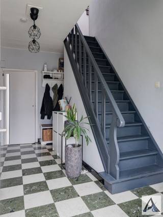 <p><span>Gezellige eengezinswoning met 3 slaapkamers, tuin en tal van uitgevoerde renovaties</span></p><p><span>Op zoek naar een woning met een stevige basis en nog ruimte om uw eigen smaak en stijl toe te voegen? Dan is deze gezellige eengezinswoning beslist een bezoek waard.</span></p><p><span>De woning beschikt op het gelijkvloers over een inkomhal met apart toilet en praktische bergruimte, een aangename leefruimte met zit- en eethoek en een aparte keuken. Op de verdieping bevinden zich een nachthal met lichtkoepel, drie volwaardige slaapkamers, een extra bergruimte en een badkamer.</span></p><p><span>Daarnaast is de woning grotendeels onderkelderd, wat tal van mogelijkheden biedt voor stockage, wasruimte of zelfs het gebruik als garage.</span></p><p><span>Buiten geniet u van een gezellige tuin met terras aan de achterzijde van de woning ideaal om tot rust te komen of gezellig te tafelen in de buitenlucht.</span></p><p><span>Doorheen de jaren werden reeds verschillende belangrijke renovatie- en verbeteringswerken uitgevoerd. Zo werd de woning technisch sterk aangepakt met onder meer vernieuwd buitenschrijnwerk in PVC, een recente gasketel, conforme elektrische installatie, spouwmuurisolatie en een volledig vernieuwd en geïsoleerd dak. Ook een waterontharder is aanwezig.</span></p><p><span>Dankzij deze investeringen is de buitenschil van de woning volledig op orde en bevindt de woning zich technisch in een up-to-date staat. De binneninrichting kan verder gemoderniseerd worden naar eigen smaak en wensen.</span></p><p><span>De woning is momenteel verhuurd aan 860 per maand, wat dit pand eveneens bijzonder interessant maakt als investering met onmiddellijk rendement. </span></p><p><span>Hierdoor is deze woning ideaal voor handige doe-het-zelvers of investeerders op zoek naar een interessante verhuuropportuniteit.</span></p><p><span>Neem vandaag nog contact met ons op via <span>info@immopa.be</span></span><span> of via 089/50.35.85.</span></p>