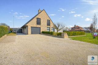 Deze instapklare villa op een perceel van 734 m² is uiterst centraal gelegen. Er is een vlotte verbinding met uitvalswegen, scholen en...