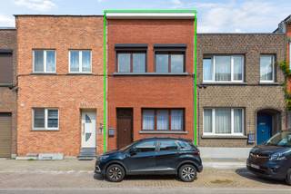 Interesse in deze gezellige woning? Bekijk de virtuele toer en maak via Livitas/be ONLINE je afspraak.<br />Een betere locatie kan je je niet voorstellen. Nabij Catershoflaan, Jan Palfijn en het groene van het Fort Van Merksem is dit een uiterst gewilde plaats om te wonen.<br />Het gelijkvloers is voorzien van de woonkamer, de keuken en de badkamer en de zonnige tuin is mooi meegenomen.<br />De eerste verdieping bestaat vandaag uit 2 slaapkamers met een kleine kinderkamer maar via het opgemaakte 3D-plan kan je gemakkelijk drie volwaardige slaapkamers maken.<br />Een zee aan mogelijkheden en mits wat opfrissing een betaalbare oplossing biedt aan jong en oud.<br />Dit pand is onderhevig aan de renovatieverplichting die door de Vlaamse overheid wordt opgelegd vanaf 1/1/2023.<br />Maak vandaag snel en ONLINE je afspraak via Livitas.be