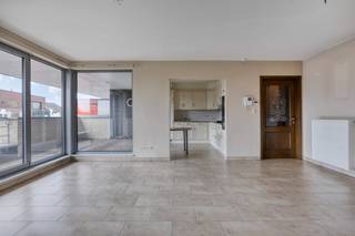 Dit duplex penthouse op de derde verdieping van een kleinschalige residentie aan de Luikersteenweg 12 heeft alles in huis voor wie ruim en...