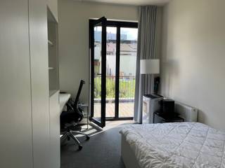 Deze mooi onderhouden kamer is gelegen op de gelijkvloerse verdieping en is voorzien van alle modern comfort zoals een eigen badkamer met toilet en douche.<br />Er is een vast bureaumeubel aanwezig, voldoende kastruimte en een eigen frigo. De gemeenschappelijke keuken is dan weer ideaal om samen met andere medestudenten te koken en te eten. Via de kamer heb je rechtstreekse toegang tot het gemeenschappelijke terras en de tuin, waar men in alle rust kan vertoeven in de bruisende studentenstad. <br />Zeer interessante ligging nabij de nieuwe hippe stadswijken Vaartkom en het Sluispark. Ook alle faculteiten zijn gelegen op een boogscheut.<br /><br />De residentie biedt haar studenten een aangename en comfortabele woonomgeving waar samen studeren en ontspannen centraal staan.<br />De huurprijs bedraagt €650met een provisie van €50 voor de nutsvoorzieningen.<br /><br />Minimum huurtermijn van 1 jaar.<br /><br /><br />Voor meer informatie of een bezoek ter plaatste kan je terecht op het nummer +32 16 23 21 45 of via info@bvm-vastgoed.be.