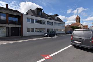 Zeer mooi en lichtovergoten appartement! Gelegen in het centrum van Moerbrugge en met zeer vlotte verbinding met het openbaar vervoer. Het appartement bestaat uit: inkom, berging, gastentoilet met lavabo, ruime woonkamer, open keuken voorzien van toestellen zoals dampkap, elektrisch fornuis, oven en dampkap, 2 slaapkamers, ingerichte badkamer met ligbad, lavabo en aansluiting voor de wasmachine en ruim terras (10 m²).