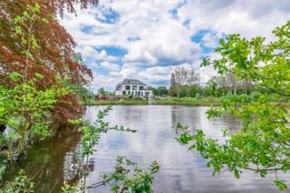 Deze luxueus gerenoveerde villa op een domein van ca. 40.345 m² biedt een unieke combinatie van ruimte, natuur, wellness en hedendaags comfort in...