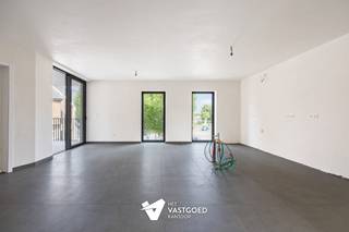 <p><span>Comfortabel appartement met ruim terras op de eerste verdieping.</span></p><p><span> </span></p><p><span>Dit appartement op de eerste verdieping biedt 82,75 m² aan comfortabele woonruimte en beschikt over 1 slaapkamer en een mooi terras van 11,66 m². De indeling is praktisch en aangenaam, waardoor het appartement perfect geschikt is voor alleenstaanden, koppels of investeerders. 6% BTW tarief mogelijk!</span></p><p><span> </span></p><p><span>De koper kan de keuken nog volledig personaliseren binnen het voorziene budget van 12.500 euro excl. btw. Zo krijgt het appartement meteen een persoonlijke toets.</span></p><p><span> </span></p><p><span>Met geothermische vloerverwarming en koeling, zonnepanelen, ventilatie D, aluminium ramen met dubbele beglazing en E-peil 10 geniet u hier van modern wooncomfort met lage energiekosten met vrijstelling van het KI in de eerste 5 jaar.</span></p><p><span> </span></p><p><span>Een slimme keuze voor wie centraal, energiezuinig en comfortabel wil wonen.</span></p><p><span> </span></p><p><span>6% Btw tarief mogelijk</span></p>