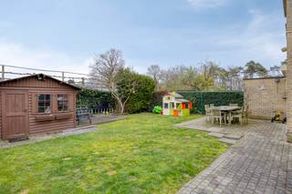 <span><span><strong>Ruime gezinswoning met 4 slaapkamers en inpandige garage gelegen in prachtige groenzone.<br /></strong></span></span>
<p><span>Via de inkomhal betreedt u de woning, waar zich meteen een apart gastentoilet bevindt. Vanuit deze hal is er tevens een praktische doorsteek naar de inpandige garage, die ruim voldoende plaats biedt voor een wagen, fietsen en extra opslag. Aansluitingen voor een wasmachine zijn hier eveneens voorzien.</span></p>
<p><span>De inkomhal geeft verder toegang tot de centrale gang van de gelijkvloerse verdieping, die een vlotte verbinding vormt tussen de verschillende leefruimtes. Zo komt u in de open leefruimte, waar de eetkamer geniet van een aangename lichtinval en een mooi zicht biedt op de noordwest georiënteerde tuin met terras en tuinberging.</span></p>
<p><span>Aansluitend bevindt zich de keuken, die functioneel is ingericht en grenst aan een handige voorraadberging.</span></p>
<p><span>Verder beschikt de woning over een aparte ruimte met de trap naar de eerste verdieping. Op deze verdieping bevinden zich twee volwaardige slaapkamers. De badkamer is uitgerust met een badkamermeubel met dubbele wastafel, een ligbad met douchearmatuur en een apart toilet.</span></p>
<p><span>De overloop verbindt alle ruimtes op een logische manier en biedt tevens toegang tot een vaste trap naar de tweede verdieping. Hier vindt u nog twee bijkomende slaapkamers, evenals een extra bergruimte met de cv-installatie.</span></p>