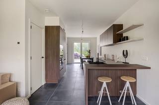 <h3>Maisons BEN prêtes à emménager à Denderleeuw – confort durable entre Bruxelles et Gand</h3><p>Découvrez les dernières maisons BEN entièrement achevées et immédiatement disponibles au sein du projet résidentiel Denderlink à Denderleeuw. Ces habitations neuves allient architecture contemporaine, confort de vie optimal et excellentes performances énergétiques dans un environnement calme et central.</p><p>Construites selon les normes énergétiques les plus récentes, ces maisons bénéficient du chauffage par le sol ainsi que de panneaux solaires. Cette combinaison garantit une consommation énergétique réduite, un confort thermique exceptionnel et des coûts énergétiques maîtrisés tout au long de l'année.</p><p>Les espaces de vie lumineux, les larges baies vitrées et les finitions de qualité créent un cadre de vie moderne et agréable. Grâce à leur conception durable et à leur faible consommation énergétique, ces maisons constituent un investissement sûr et tourné vers l'avenir.</p><p>Situé à proximité du centre de Denderleeuw, le projet offre un accès rapide aux commerces, écoles, restaurants et infrastructures sportives. La gare de Denderleeuw se trouve à quelques minutes seulement et permet de rejoindre facilement Bruxelles, Gand et les principales villes du pays. L'autoroute E40 est également rapidement accessible.</p><p>Les principaux atouts :</p><ul><li><p>Maisons neuves entièrement terminées et prêtes à emménager</p></li><li><p>Construction BEN (Quasi Zéro Énergie)</p></li><li><p>chauffage par le sol</p></li><li><p>Panneaux photovoltaïques inclus</p></li><li><p>Faibles coûts énergétiques</p></li><li><p>Grandes surfaces vitrées et luminosité optimale</p></li><li><p>Situation calme et centrale</p></li><li><p>Excellente accessibilité vers Bruxelles et Gand</p></li><li><p>Gare de Denderleeuw à proximité</p></li><li><p>Exonération du précompte immobilier pendant 5 ans</p></li></ul><p>Profitez de cette dernière opportunité d'acquérir une maison neuve durable où confort, performance énergétique et mobilité se rencontrent parfaitement.</p>