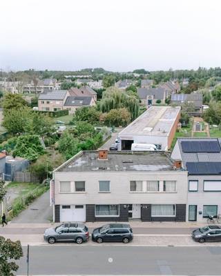 <p><span>SINT-NIKLAAS - Polyvalente eigendom met ruime woning en magazijn van ca. 800 m²</span></p><p><span>Op een goed bereikbare en zichtbare locatie in Sint-Niklaas bevindt zich deze polyvalente eigendom op een perceel van 1.319 m². De combinatie van een ruime woning, een achterliggend magazijn van ca. 800 m² en praktische bereikbaarheid biedt heel wat potentieel voor renovatie en diverse invullingen.</span></p><p><span>Gelijkvloers</span><span><br />De woning beschikt over een ruime leefruimte, keuken, bureau en praktische berging. De stevige constructie en royale oppervlakte vormen een goede basis voor een grondige renovatie en een eigentijdse herinrichting.</span></p><p><span>Eerste verdieping</span><span><br />Op de verdieping bevinden zich vier kamers en een badkamer. Ook hier is voldoende ruimte aanwezig om de woning verder af te stemmen op de gewenste invulling.</span></p><p><span>Magazijn</span><span><br />Achter de woning bevindt zich een magazijn van ca. 800 m², afzonderlijk bereikbaar via de aanpalende Raapwegel. Het gebouw is momenteel verhuurd en in gebruik als handcarwash, maar biedt dankzij zijn oppervlakte en bereikbaarheid mogelijkheden voor uiteenlopende invullingen.</span></p><p><span>Bijzonderheden</span><span><br />Totale perceelsoppervlakte van 1.319 m²<br />Magazijn van ca. 800 m² met aparte bereikbaarheid<br />Zichtbare en vlot bereikbare locatie<br />Woning met condenserende gasketel en asbestveilig attest</span></p><p><span>Polyvalente eigendom met heel wat renovatie- en herinvullingspotentieel;</span></p><p><span>EPC D<br />Richtprijs 650 000 euro.</span></p>