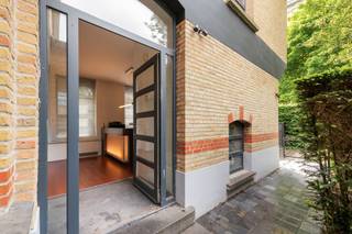 Zoekt u een project met karakter, potentieel en een vergunning die al rond is? Dan verdient dit pand op de Leopold II-laan in Brugge uw volle aandacht.<br /><br />Dit authentieke kantoorgebouw - zonder syndicus en met maximale vrijheid - beschikt over een omgevingsvergunning voor de omvorming tot een stijlvolle loft-woning, aangevuld met een volledig autonoom appartement met tweepersoonsslaapkamer. Een uitgelezen opportuniteit voor wie droomt van een unieke gezinswoning met kangoeroewoning, of voor wie meteen wil inzetten op rendement via verhuur.<br /><br />Het gebouw ademt industrieel karakter in elke vierkante meter: hoge plafonds, authentieke materialen en een rauwe, tijdloze schoonheid die de perfecte basis vormen voor een renovatie met uitzonderlijk potentieel. Dankzij de strategische ligging tussen het historische centrum van Brugge en de buitenring geniet u van het beste van twee werelden: rust en karakter, met de stad en de invalswegen binnen handbereik.<br /><br />Troeven op een rij:<br />👉 Authentiek industrieel gebouw met unieke uitstraling<br />👉 Benutbare oppervlakte: 420 m²<br />👉 Perceeloppervlakte: 333 m²<br />👉 Huidig EPC-label C (na renovatie nog gunstiger)<br />👉 Parkeermogelijkheid inbegrepen<br />👉 Omgevingsvergunning reeds afgeleverd voor residentiële omvorming<br /><br />De vermelde vraagprijs heeft betrekking op het bestaande gebouw in zijn huidige staat. De plannen en een gedetailleerde kostenraming van de uit te voeren werken liggen klaar en worden graag toegelicht tijdens een bezoek ter plaatse. De bijgevoegde visualisaties geven u alvast een eerste beeld van de mogelijke afwerking.<br /><br />Volgens onze opvraging bij het Maatregelenregister zijn er geen maatregelen gekend op dit kadastraal perceel.<br /><br />Interesse in dit uitzonderlijk project?<br />Contacteer Katrien vrijblijvend voor meer info of een bezoek:<br />📞 0477 46 53 11<br />📩katrien@waeyler.be