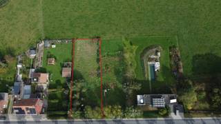 <p><span>Bouwgrond van 850 m² met uniek vergezicht in Sint-Lodewijk, Deerlijk</span></p><p><span>Op zoek naar een plek om uw woonplannen te realiseren? In Sint-Lodewijk, deelgemeente van Deerlijk, bieden wij deze bouwgrond van </span><span>850 m²</span><span> te koop aan.</span></p><p><span>Een bijzondere troef is het </span><span>unieke, weidse uitzicht aan de achterzijde van het perceel</span><span>. Vanuit uw toekomstige woning en tuin geniet u van een prachtig vergezicht over het omliggende landschap, dat een aangenaam gevoel van ruimte biedt.</span></p><p><span>Het perceel beschikt over een </span><span>bebouwbare oppervlakte van 160 m²</span><span> en biedt ruimte voor een woning met een mooie tuin. De grond wordt aangeboden </span><span>zonder bouwverplichting en met vrije keuze van architect en aannemers</span><span>. Zo kunt u uw toekomstige thuis naar eigen wensen vormgeven, binnen de geldende bouwvoorschriften.</span></p><p><span>De vraagprijs bedraagt </span><span>265/m²</span><span>, wat neerkomt op een </span><span>totale prijs van 225.250</span><span>.</span></p><p><span>Wenst u meer informatie over het perceel en de bouwmogelijkheden? Neem gerust contact op met </span><span>Immo Van Parijs</span><span>.</span></p>