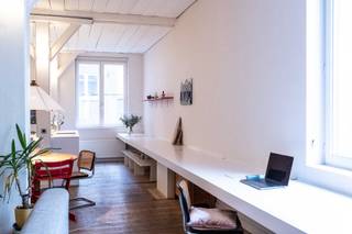 We verkopen de plek waar we zelf meteen verliefd op werden: een licht en bijzonder rustig appartement met loftgevoel van 100 m², verscholen in een uniek houten pakhuis in het hart van Antwerpen. Eens binnen hoor je niets meer van de stad, alleen de rust en het groen rond het gebouw.<br /><br />Het appartement werd volledig gerenoveerd in 2015 en kreeg in 2022 een prachtige glazen wand in Oregon pine. De afwerking in eik en Japanse rode den geeft de ruimte een warme, natuurlijke uitstraling. De leefruimte voelt royaal aan, en dankzij de plafondhoge ramen in de twee slaapkamers blijft het loftgevoel volledig behouden. Door de kastenwand in de open keuken kom je bij een bijzonder handige berging/wasruimte<br /><br />Op het terras van 6 m² kan je in de ochtendzon ontbijten en kijk je uit op groene binnentuinen, een kleine dagelijkse luxe.<br /><br />Praktisch zit alles perfect: EPC B, elektriciteit conform (recent), geen asbest, gloednieuwe condensatieketel (2024), vernieuwd gemeenschappelijk puntdak (2025) en een ruime kruipruimte onder het hele appartement die dienstdoet als extra berging. Via de garage kom je in een overdekte binnenpatio met plek voor fietsen, bakfietsen en buggy’s. Oh ja, en een mobiscore van 9,5 op 10. <br /><br />Het is een plek waar we met veel plezier woonden, en die we met evenveel liefde doorgeven aan iemand die hier net zo graag wil thuiskomen.<br /><br />