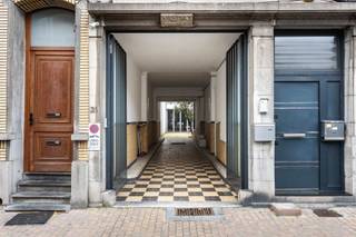 Découvrez ce loft unique d’environ 200 m², accessible par un large portail d’entrée sous le bâtiment avant, avec un espace de stationnement pour deux voitures. Devant le loft se trouve une charmante cour intérieure agrémentée de deux magnifiques arbres adultes – une oasis de tranquillité avant même d’entrer.Au rez-de-chaussée se trouve un vaste espace ouvert que vous pouvez aménager entièrement selon vos envies : un atelier, une grande cuisine ouverte, une salle de loisirs… les possibilités sont infinies.Un escalier vous mène à l’étage, où l’authentique monte-charge industriel – un clin d’œil au passé de l’ancienne boutique de vélos – attire immédiatement le regard. Vous y trouverez une cuisine moderne entièrement équipée ainsi qu’une salle de bains élégante avec douche ouverte. L’espace est baigné de lumière grâce aux superbes fenêtres de toit qui offrent un agréable éclairage naturel.La propriété bénéficie d’une orientation sud-ouest idéale et est équipée de protections solaires mobiles intégrées à la façade, vous garantissant un confort optimal en toute saison.Un bien exceptionnel et polyvalent que vous pouvez façonner entièrement selon votre style de vie ou de travail. En bref : une opportunité unique pour ceux qui recherchent du caractère, de l’espace et de la liberté.