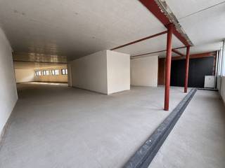 Handelspand te huur in het kleinschalige en kwalitatief hoogstaande nieuwbouwproject ‘Villa Allegro’.<br /><br />In het kleinschalige en kwalitatief hoogstaande nieuwbouwproject Villa Allegro bieden wij dit veelzijdige commerciële gelijkvloers te huur aan.<br /><br />Dankzij de centrale ligging bevinden horeca, cultuur, sportfaciliteiten, scholen en openbaar vervoer zich op wandelafstand. Bovendien is er in de directe omgeving, onder meer aan het Rameplein en in de Kortrijkstraat, ruime parkeergelegenheid.<br /><br />Het handelspand voldoet aan de meest recente energetische normen en biedt alle comfort voor een hedendaagse onderneming.<br /><br />Het handelspand wordt opgeleverd met een kwalitatieve Casco+ afwerking, waarbij volgende voorzieningen inbegrepen zijn:<br /><br />De ruimte wordt afgewerkt met kwalitatieve en energiezuinige technieken, waaronder een volledige elektrische installatie met branddetectie en databekabeling, vloerverwarming in combinatie met een warmtepomp en een ventilatiesysteem, pleisterwerken, vloerisolatie met chape en een akoestisch systeemplafond met basis LED-verlichting. Daarnaast worden stijlwanden en deuren voorzien voor de technische berging, de toiletten en de achterliggende keuken. Ook een wand met keukenmeubilair en de sanitaire toestellen worden geplaatst.<br /><br />Twee naastliggende parkeerplaatsen kunnen bijgehuurd worden. <br /><br />Goed om weten:<br />Basishuurprijs: €3000,-/maand<br />Vrij vanaf 01/01/2027<br /><br />Bent u op zoek naar een uniek pand met tal van mogelijkheden op een topligging in Tielt?<br />Twijfel dan niet langer en neem contact met ons op!
