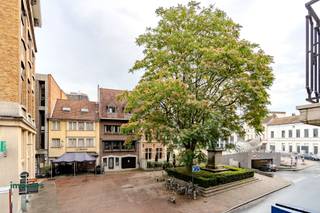 Nieuwbouwappartement centrum Kortrijk beschikbaar vanaf 1/08/2026!<br /><br />Uitstekend gelegen en afgewerkt nieuwbouwappartement aan het Schouwburgplein te Kortrijk in het volle centrum. Op amper 150m van het station en wandelafstand van de Grote Markt.<br /><br />Appartement met 1 slaapkamer voorzien van een lichtrijke woonkamer met een aangrenzend terras, keuken, berging, apart toilet en badkamer met inloopdouche. De keuken is volledig uitgerust met een koelkast, combi-oven, vaatwas, inductiekookplaat en dampkap. Het terras is zuidwest georiënteerd. Huurprijs 795 euro/m + 50 euro/m gemeenschappelijke kosten.<br /><br />Ideale parkeergelegenheid voor de deur met de ondergrondse parking "schouwburg" waar men kan beschikken over een gratis nachtabonnement of een voordelig bewonersabonnement.<br /><br />Meer weten? Neem contact op met Louise via louise@immo-lys.be