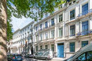 <p>Op de tweede verdieping van een monumentaal en statig stadspaleis bevindt zich dit buitengewone appartement, dat dankzij zijn royale afmetingen, verfijnde afwerking en unieke indeling werkelijk uitzonderlijk genoemd mag worden. Hier woont u in alle comfort met een rustgevende groene achterzijde die een aangename tegenstelling vormt met de bruisende stedelijke omgeving.<br /><br />De open leefruimte heeft grote raampartijen en hoge plafonds wat veel licht en ruimte creëert. De indrukwekkende woonruimte is voorzien van een sfeervolle haard.<br /><br />De luxueuze open keuken met centraal eiland is uitgerust met hoogwaardige inbouwtoestellen en afgewerkt met verfijnde materialen, waaronder een elegant marmeren werkblad. Aansluitend bevindt zich een praktische bijkeuken met aansluitingen voor was- en droogapparatuur.<br /><br />Achteraan het appartement ligt een schitterend, rustig terras met een groen zicht op volwassen bomen.<br /><br />De masterslaapkamer biedt rust en comfort en beschikt over een ruime en volledig uitgeruste badkamer met dubbele wastafel, een inloopdouche en een vrijstaand ligbad.<br /><br />De tweede slaapkamer is eveneens ruim en geniet van een eigen douchekamer, waardoor gasten of gezinsleden hun eigen privéruimte hebben.<br /><br />Tot slot beschikt het appartement over een bijkomende kamer op een ander niveau binnen het gebouw. Deze ruimte leent zich perfect als woongelegenheid voor een au pair, als gastenkamer of als rustige werkplek voor wie van thuis uit werkt.</p>