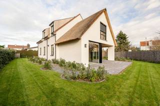 Nieuwbouwvilla gelegen op een ruim perceel te Knokke dichtbij het centrum. Gelegen op een hoekperceel aan de Acht-Meilaan te Knokke. De woning...