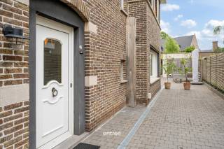 Ontdek nu deze ruime woning in Merelbeke, ideaal gelegen, in een rustige straat en toch dichtbij Merelbeke-Flora.<br />De woning omvat een grote leefruimte met gezellige zithoek en aansluitend een lichtrijke leefkeuken.<br />De keuken geeft uit op een tof terras en een gezellige tuin.<br />Op het verdiep bevindt zich de moderne badkamer, master-bedroom en een 2de slaapkamer vanwaar we naar de 2de verdieping gaan. <br />Daar bevinden er zich nog 2 ruime slaapkamers.<br /><br />Verder is er een grote garage en is er genoeg extra parkeerruimte op de privatieve oprit.<br /><br />De volledige woning werd de voorbije jaren energetisch gerenoveerd en mede dankzij de zonnepanelen is deze klaar voor de toekomst.<br /><br />**De gepubliceerde prijs is een richtprijs. Dit betekent dat u vrij bent om een bod uit te brengen. De verkoper behoudt zich het recht voor om al dan niet op een bod in te gaan. De uiteindelijke verkoop kan pas tot stand komen na aanvaarding van een bod.<br /><br />Interesse? Contacteer Matthias op 0497/76.84.89<br />