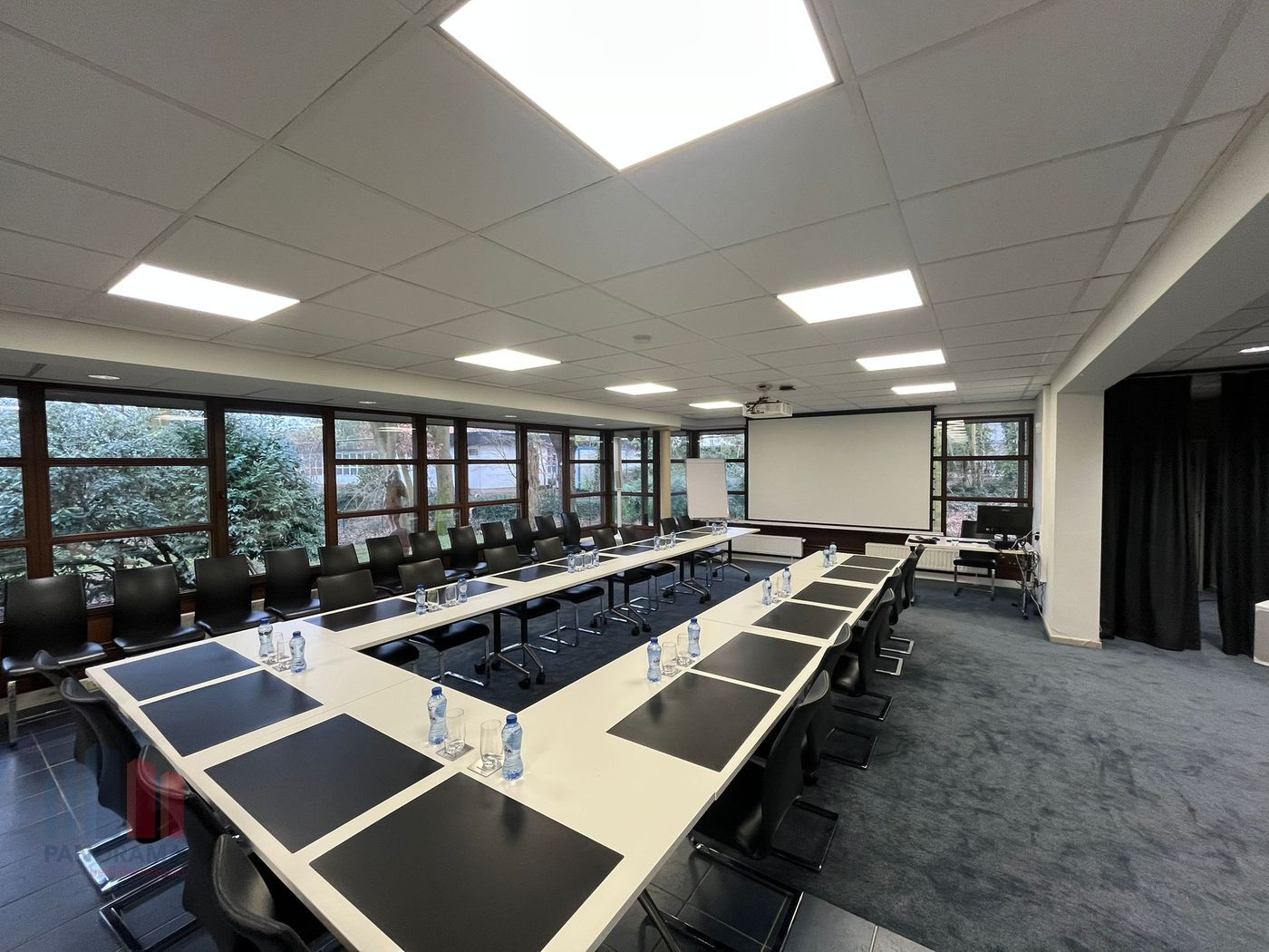 Exclusive, fully furnished office spaces in a dynamic business centre in a prime location - photo 4