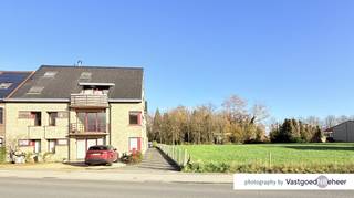 Dit lichtrijke en halfopen appartement bevindt zich in Residentie De Zonnekant, een rustige en kleinschalige woonomgeving waar licht en ruimte centraal staan. Dankzij het braakliggende terrein naast de deur geniet u van optimale privacy zonder directe inkijk, terwijl de natuurlijke lichtinval de woning op elk moment van de dag een warme, zonnige uitstraling geeft – helemaal passend bij de naam van de residentie.
Het appartement biedt twee comfortabele slaapkamers, een ruime en verzorgde badkamer en een gezellige leefruimte met open keuken, waar koken en ontspannen perfect in elkaar overgaan. De grote inkomhal, de praktische wasplaats en de royale hoeveelheid opbergruimte zorgen voor een bijzonder aangenaam wooncomfort. Daarnaast is er ook een afzonderlijk gastentoilet aanwezig.
Het gezellige balkonterras vormt een heerlijk verlengstuk van uw leefruimte. Bovendien beschikt het appartement over een ruime garage met zijdeur, wat zowel praktisch als comfortabel is. Als extra troef is er een gemeenschappelijke moestuin waar bewoners kunnen genieten van lokaal groen en zelfgekweekte groenten.
Dit appartement combineert licht, ruimte, privacy en functionaliteit op een manier die perfect aansluit bij het karakter van De Zonnekant, een plek waar het elke dag prettig wonen is.
Goede verbinding: station Melle, scholen en R4. Het Liedermeerspark bevindt zich op 4 km. Perfect voor sport, ontspanning of een wandeling in het groen.
EPC-score: A-label - CV op aardgas - ele niet-conform - asbestveilig - dubbele beglazing - waterontharder - GEEN lift aanwezig - Sted. inl.: Wg/Vg/Gvv/Gvkr/Gmo / P & G-score B / bew. opp.: 124 m² bruto (bron EPC)
Interesse? Aarzel niet en plan vandaag nog je bezoek: 0472 02 13 03 - beheer@vastgoednbeheer.be - BIV 506.884/BIV 514.268