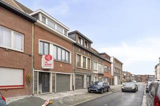 U betreedt de woning via een ruime inkomhal die toegang biedt tot de inpandige garage, het gastentoilet, de kelder en de leefruimte. De...