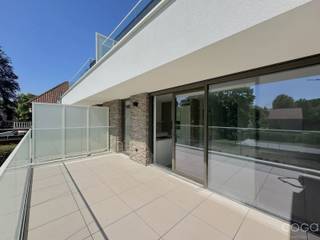 <p><em><strong>Residentie GOUWBERG</strong>, 6 moderne appartementen met een tijdloze architectuur!</em></p>
<p>Op een mooi zuid gericht perceel<strong> voor het dorp van Schilde</strong> wordt Residentie <em>GOUWBERG</em> opgetrokken. Het betreft een goed bereikbare locatie in de <span>groene residentiële omgeving van Schilde-Bergen</span>. Het bruisende winkelcentrum, talrijke restaurants en prachtige dreven in de nabijheid.</p>
<p>Residentie <em>GOUWBERG</em> omvat <strong>6 trendy appartementen</strong> (75m² - 92m²) met mooie<strong> zuid georiënteerde tuinen/terrassen</strong>. Private bergingen in de kelder. De tijdloze architectuur is van de hand van Christophe Baetens architecten. Een subtiel lijnenspel en een schitterende combinatie van verschillende gevelmaterialen typeren de stijlvolle gevel. Talrijke <span>hoge ramen</span> zorgen voor de gewenste natuurlijke lichtinval.<br /><br />Van bij het ontwerp werd grote aandacht besteed aan het binnenklimaat en leef-comfort, zowel thermisch als akoestisch: <u>vloerverwarming- en koeling </u>op basis van een lucht-waterwarmtepomp, ventilatie C+ met smartzones en zonnepanelen zorgen mee voor het<strong> super gunstige E-peil (max. E20).</strong></p>
<p>Achteraan op het perceel, voorbij de gemeenschappelijke tuin, bevinden zich <strong>6 autostaanplaatsen en een fietsenberging</strong>.</p>