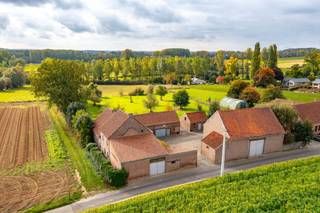 Prachtig in open landschap gelegen hoeve te koop te Geraardsbergen - Waarbeke.De hoeve heeft het karakter van een vierkantshoeve en bestaat volledig...
