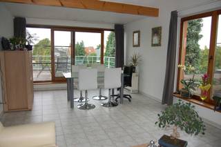 <p><strong>Inkomhal </strong>beige tegel<br /><strong>Living</strong> ca. 30 m² - beige keramische tegel<br /><strong>Keuken</strong> ca. 10 m² - Witte kastjes met beige granieten werkblad op beige keramische tegel, voorzien van spoeltafel, elektrisch kookvuur, dampkap, ijskast<br /><strong>2 slaapkamers</strong> ca. 12 en 8 m² - op laminaat<br /><strong>Badkamer</strong> ca. 4 m² - donkergrijze keramische tegel, witte wandtegel, meubel met 1 wastafel, douche, handdoekdroger<br /><strong>Toilet</strong> met handenwasser - witte wandtegel en donkergrijze keramische tegel<br /><strong>Berging</strong> ca. 2,6 m² - aansluiting wasmachine<br /><strong>Terras</strong> ca. 23 m²<strong> </strong>met berging van ca. 5 m² <br /><strong>Garagebox <br /><br />Ramen</strong> hout dubbel glas <br /><strong>CV</strong> electr. accumulatie<br />Ruimen beerput (pro rata jaarlijks) ca. 30 euro<br /><br />Gemeenschappelijke kosten 40€/maand (onderhoud gemene delen, onderhoud voortuin, elektriciteit gemene delen)<br /><br /><strong>EPC 309 kWh/m² - klasse D</strong></p>