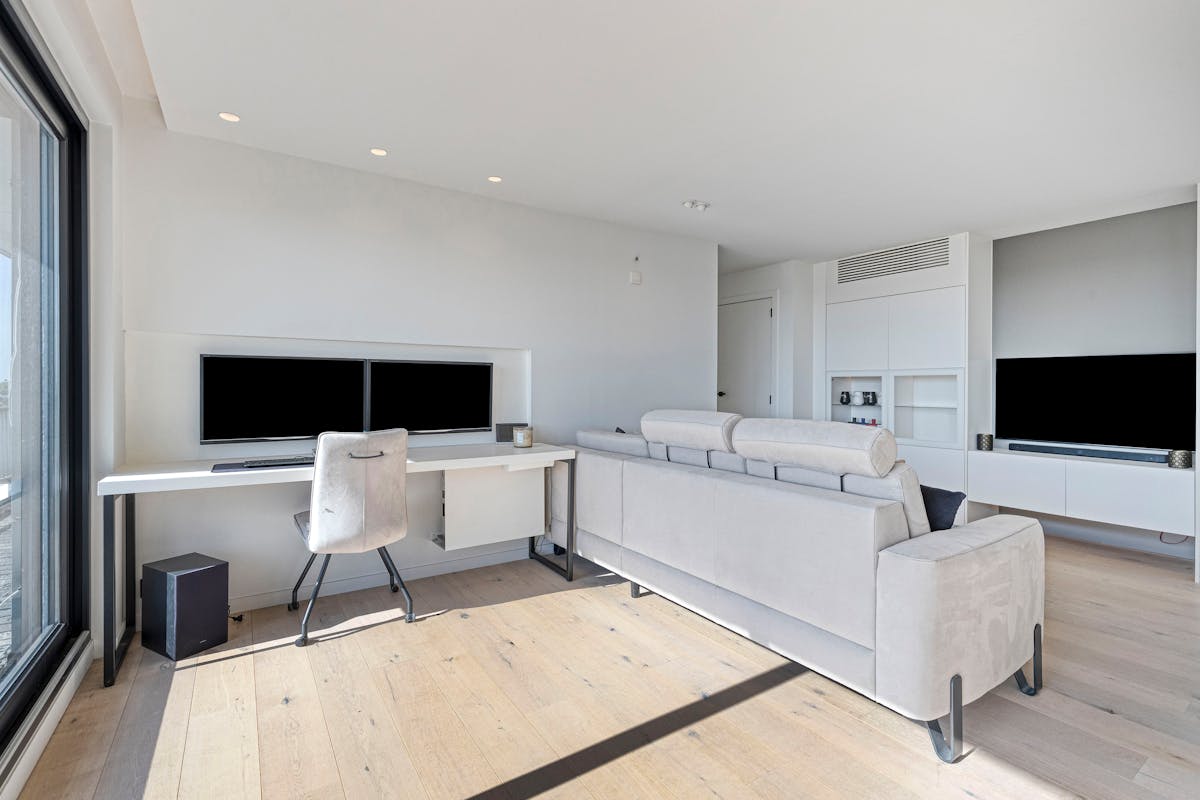 Ready to move in apartment on the 8th floor with spacious terrace and open views - photo 4