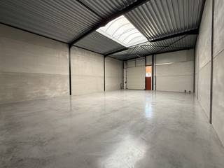 Twee nieuwbouw KMO-units samen te voegen, met een totale oppervlakte van 455 m² te Evergem. De site is uitstekend gelegen op amper 2 km van de R4...