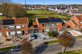 Welkom in Koningin Elisabethlaan 13, een gezellige woning gelegen in een rustige woonwijk te Izegem.<br />In de nabije omgeving vindt u openbaar vervoer, supermarkten, dokters, winkels, een speelplein en tal van andere voorzieningen.<br /><br />De woning verwelkomt u via de inkomhal met gastentoilet. De lichtrijke zithoek is gezellig ingericht en geniet de hele dag door van natuurlijke lichtinval. Aansluitend loopt de zithoek naadloos over in de eetplaats, waar u kunt genieten van een heerlijke maaltijd met zicht op de groene tuin. Verder is er een keuken aanwezig, ingericht met toestellen.<br /><br />De garage biedt plaats om uw wagen veilig te parkeren en zorgt daarnaast voor extra opbergruimte voor provisies, fietsen en andere spullen.<br /><br />Op de eerste verdieping bevinden zich drie volwaardige slaapkamers en een badkamer uitgerust met een bad en lavabo. Extra bergruimte is voorzien op de zolder boven de garage (opperzolder), op de zolder die bereikbaar is via een valtrap of in de kelderberging.<br /><br />Buiten is het aangenaam vertoeven op het netjes aangelegde terras en in de groene tuin.<br /><br />Warm geworden van deze gezellige woning? Contacteer ons vandaag nog voor meer informatie of een bezoek ter plaatse.<br />De vermelde prijs is een richtprijs; elk bod wordt voorgelegd aan de eigenaar, die het recht heeft dit te aanvaarden of te weigeren.<br /><br />Neem voorsprong met een vrijblijvende schatting via:<br />www.residentievastgoed.be/gratisonlineschatten