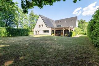 <p><span>Gelegen nabij het centrum van Brasschaat bevindt zich deze volledig vernieuwde, vrijstaande villa op een prachtig perceel van ca. 1.720 m². De woning combineert ruimte, comfort en energiezuinig wonen met een hoogwaardige afwerking en tal van moderne technieken. Dankzij de royale indeling is deze eigendom ideaal voor grote gezinnen, wonen & werken gecombineerd of wie op zoek is naar luxe en privacy.</span></p><p><span>De villa werd de afgelopen jaren grondig gerenoveerd en beschikt vandaag over nieuwe ramen, uitstekende isolatie, vloerverwarming, een warmtepomp en vernieuwde badkamers. Hierdoor geniet u van een hedendaags wooncomfort met een bijzonder energiezuinig karakter.</span></p><p><span>Indeling gelijkvloers</span></p><p><span>Via de ruime inkomhal met gastentoilet en vestiaire bereikt u de lichtrijke ruime leefruimte met gezellige zithoek en eetplaats. Grote raampartijen zorgen voor een mooie connectie met tuin en terras. De volledig ingerichte leefkeuken is voorzien van kwalitatieve toestellen. Op het zonnige terras en de fraai aangelegde tuin is het heerlijk vertoeven.</span></p><p><span>Verder bevinden zich op het gelijkvloers meerdere polyvalente ruimtes die perfect kunnen dienen als bureau, praktijkruimte, speelkamer of extra slaapkamer. De inpandige garage biedt plaats aan meerdere voertuigen. Tevens een carport aanwezig.</span></p><p><span>Verdieping</span></p><p><span>Op de eerste verdieping bevinden zich meerdere ruime slaapkamers en vernieuwde badkamers met hedendaags comfort. De master suite beschikt over een stijlvolle dressing en een luxueuze badkamer. Daarnaast is er nog een grote polyvalente ruimte die eenvoudig kan ingericht worden als extra slaapkamers, hobbyruimte of thuiskantoor.</span></p><p><span>Via een vaste trap bereikt u de tweede verdieping/zolderruimte, die bijkomende mogelijkheden biedt.</span></p><p><span> </span></p><p><span>De woning is via 2 toegangspoorten bereikbaar, 1 in Hemelakkers & andere in Oude baan.</span></p><p><span>Extra troeven</span></p><ul><li><span>Volledig gerenoveerd</span></li><li><span>Energiezuinige woning: EPC A</span></li><li><span>Warmtepomp en vloerverwarming </span></li><li><span>Zonnepanelen</span></li><li><span>Nieuwe ramen en isolatie</span></li><li><span>Vernieuwde badkamers</span></li><li><span>Groot perceel van ca. 1.720 m²</span></li><li><span>Veel lichtinval</span></li><li><span>Meerdere parkeerplaatsen</span></li><li><span>Ideaal voor combinatie wonen/werken</span></li></ul><p><span> </span></p><p><span>Een uitzonderlijke villa voor wie op zoek is naar ruimte, luxe en hedendaags energiezuinig wonen op een gegeerde locatie in Brasschaat.</span></p>