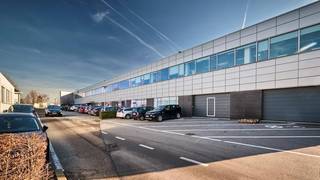 Fantastisch gelegen verhuurde polyvalente ruimte van 3.051 m² in combinatie met 38 privatieve parkeerplaatsen te koop langs de...