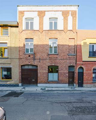 SINT-AMANDSBERG - Uniek pand met twee wooneenheden, binnenkoer en dakterras Aan de Herlegemstraat 3-5, op een boogscheut van Gent-Dampoort en het...