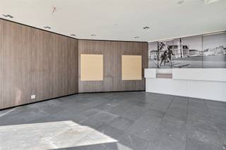 <p><span>NIEUWE VOORWAARDEN</span></p><p><span>Welgelegen, ruim commercieel pand op perfecte ligging. Het zeer ruime gelijkvloerse handelspand omvat een totale oppervlakte van kleine 300m² en is momenteel ingedeeld in verschillende ruimtes (voormalig KBC pand). Vanuit deze handelsruimte is er een directe toegang naar de ruime kelder die is opgedeeld in een kelderruimte en kluizenzaal. De verwarming in het pand is elektrisch georganiseerd en kan ook koelen. Inclusief deze verkoop zitten 5 auto staanplaatsen gelegen achteraan het gebouw (inrit via Breedstraat). Plan uw bezoek nu in & ontdek snel meer!</span></p>