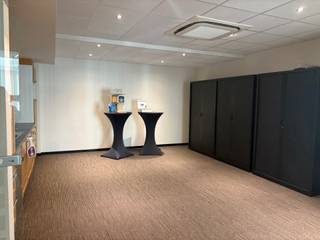 <p>Ruime commerciële gelijkvloerse ruimte van ca. 820 m² te koop, uitstekend gelegen in Aalst. Dankzij de grote oppervlakte en flexibele indeling is dit pand ideaal voor winkel, showroom, praktijkruimte of andere commerciële invullingen.</p>
<p>Mogelijkheid tot aankoop van parkeerplaatsen<br /><br />De ruimte geniet van een goede visibiliteit en biedt tal van inrichtingsmogelijkheden op maat van uw activiteit.<br />Voor meer informatie contacteer ons. </p>
