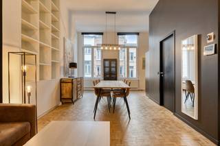 Instapklaar appartement te koop gelegen op de eerste verdieping van een kleinschalig gebouw. . Het appartement ligt op toplocatie aan de Sint-Jacobsmarkt in het bruisende hartje van Antwerpen. Dit appartement is perfect gelegen nabij de Universiteit Antwerpen en de nabijheid van openbaar vervoer en alle belangrijke invalswegen zorgen voor een vlotte bereikbaarheid. <br /><br />Indeling: <br />- open leefruimte met halfopen keuken <br />- berging met aansluiting voor wasmachine<br />- terras achteraan met zuidorïentatie <br />- badkamer met douche, lavabo en toilet<br />- slaapkamer aan de rustige achterzijde<br />- kelderberging<br /><br />Extra troeven: <br />- locatie <br />- EPC B <br />- uitstekende mobiscore: 9,5/10 <br />- terras <br /><br />Dit appartement te koop wordt aangeboden voor een prijs van 289.000 euro. <br /><br />Bent u geïnteresseerd in een appartement of woning te koop in Antwerpen? Aarzel dan niet om ons te contacteren. <br />Had u graag uw eigen eigendom te koop aangeboden contacteer ons dan voor een vrijblijvende schatting, telefonisch op het nummer 03/206.76.76 of per mail naar antwerpen@dewaele.com. <br /><br />Ook voor alle andere vragen omtrent vastgoed kan u steeds bij ons kantoor te Antwerpen terecht!<br /><br />Bestuursmaatregelen in het maatregelenregister: nee