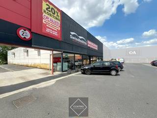 <u><strong>Benaderende OPPERVLAKTEN:</strong></u><br /><em><strong>Constructie-bruikbare oppervlakten</strong></em><br />Handelspand: 431 m²<br />116 gemeenschappelijke parkeerplaatsen op de site<br /><br /><u><strong>INDELING:</strong></u><br />Open winkelruimte met façade van 15m - hoogte onder steeldeck 4m, vrije hoogte onder roostering 3m - poort Assa Abloy (b 3,0 - h 3,15) met geïntegreerde loopdeur achteraan.<br />De winkel is zowel bereikbaar via de achtergelegen Robaardstraat als via de Brugsesteenweg.<br /><br /><u><strong>AFWERKING:</strong></u><br />Solide staalconstructie met betonplaten, polybeton vloeren, plat dak steeldeck met isolatie, stopcontacten (standaard en drijfkracht), automatische glazen inkomdeur (207x240).<br />Casco oplevering - voorzieningen voor toiletten (m/v) aanwezig, berging en personeelsruimte mogelijk te plaatsen door de huurder.<br /><br /><u><strong>NUTSVOORZIENINGEN:</strong></u><br />Elektriciteit (3x400V +N) , wateraansluiting, riolering.<br /><br /><u><strong>BESTEMMING EN STEDENBOUWKUNDIGE VOORSCHRIFTEN:</strong></u><br />RUP Brugsesteenweg, gelegen in Art.3: zone voor gemengde functies. Handelsactiviteit categorie 3 + 4. <br />Geen verkoop van voeding en verkoop van goederen voor de persoonsuitrusting.<br /><br /><u><strong>LIGGING:</strong></u><br />Deze unit, die deel uitmaakt van een groter complex, is gelegen op het Mammoetcenter 2 te Roeselare, langs de N32, ongeveer 1 km van de Ring E403 Tielt/Ardooie/Beveren.<br />De Mammoet centers zijn gelegen op de Brugsesteenweg in Roeselare, één van de belangrijkste invalswegen van het stadscentrum met aanwezigheid van vele baanwinkels, alsook van Media Markt, Vandenborre, Brico enz. De invalsweg zelf en de aanwezigheid van vele winkeleenheden zorgen ervoor dat er steeds veel passage en bezoek is in deze shoppingcenters.<br />De Mammoet II geniet reeds van de aanwezigheid van C&A, AVA, Ni Hao Group, Bent Shoes en Sjampoo. De Mammoet II is gemakkelijk bereikbaar en beschikt over uitgebreide parkeermogelijkheden.<br /><br /><u>* Bijzonderheden</u><br />- Onroerende voorheffing, gemeenschappelijke kosten parking, gebruik totem en aanvraag socio-economische vergunning ten laste van de huurder.<br />- Onze referentie op <strong>www.centro.be</strong>:<strong> L0178 </strong>of contacteer ons via<strong> info@centro.be </strong>of <strong>050/70.01.02</strong>.<br /><br /><strong>CENTRO | BEDRIJFSVASTGOED </strong>is reeds 25 jaar <u>gespecialiseerd in de bemiddeling van commercieel- en bedrijfsvastgoed</u> in West- en Oost Vlaanderen.<br /><strong>Wilt u ook weten hoeveel uw bedrijfsgebouw waard is?</strong><br />Contacteer ons vrijblijvend voor een marktconforme waardebepaling van uw pand.