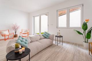 Luxueus gerenoveerd duplexappartement met tuin in hartje Antwerpen! Deze stijlvolle totaalrenovatie omvat vier woonunits met hoogwaardige afwerking...