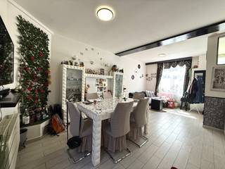 Deze instapklare woning is combineert comfortabel wonen met een vlotte bereikbaarheid.<br />Winkels, openbaar vervoer, scholen en andere voorzieningen bevinden zich op wandelafstand.<br /><br />De woning omvat een inkomhal, een aangename leefruimte, een volledig ingerichte keuken, drie slaapkamers en een badkamer.<br /><br />Algemene informatie:
<ul>
<li>Bewoonbare oppervlakte: 110 m²</li>
<li>EPC: 341 kWh/m² jaar</li>
<li>CV op aardgas</li>
<li>KI: €282</li>
</ul>
<br />Een ideale woning op een centrale locatie met alle voorzieningen binnen handbereik.<br />Absoluut een bezoek waard!