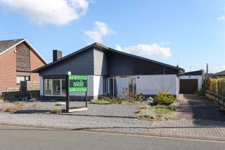Nog verder af te werken gelijkvloerse woning met 3 slaapkamers in een rustige omgeving Ligging :+ Gelegen in een rustige wijk met enkel doorgaand...