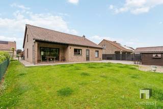 <p><span>Ruimte, ligging</span><span> </span><span>én een prima verzorgde woning met tuin: deze charmante fermette (1988) in een rustige verkaveling van Geetbets heeft het allemaal. Je woont hier vlak bij het centrum, maar tegelijk heerlijk groen en kalm met achteraan een extra troef, de tuin geeft uit op de fietsroute IJzerenweg, die aansluit op de Fruitroute richting Limburg. Ideaal om te fietsen of te wandelen, gewoon… vanuit je achterdeur.</span></p><p><span><br /></span><span>De woning biedt vandaag</span><span> </span><span>± 160 m² woonoppervlakte op het gelijkvloers met een praktische indeling en 2 ruime slaapkamers beneden. Perfect voor wie gelijkvloers wil wonen, of wie graag een slaapkamer en bureau beneden heeft.</span></p><p><span>Daarnaast is er een indrukwekkend zolderniveau van ± 100 m² extra potentieel. Via de trap vanuit de inkomhal kan je hier, mits inrichting, meerdere (tot 3) bijkomende kamers creëren: extra slaapkamers, hobbyruimte, bureau, logeerkamers… Jij kiest.</span><span><br /></span><span>Met isolatie van het dak en afwerking van de zolderverdieping haal je vlot C-score EPC. </span><span><br /></span><span>Mooie, niet te grote tuin met practisch tuinhuis</span><span> </span></p><p><span>Parkeren is ook geen enkel probleem: inpandige garage én plaats voor 2 wagens vooraan.</span></p><p><span>Troeven in één oogopslag</span><span> <br /></span><span>Fermette/landhuisstijl (bouwjaar 1988)  </span><span><br /></span><span>Rustige verkaveling + vlak bij centrum Geetbets  </span><span><br /></span><span>± 160 m² gelijkvloers met 2 ruime slaapkamers  </span><span><br /></span><span>Zolderniveau met ± 100 m² uitbreidingsruimte (mogelijkheid tot extra kamers)  </span><span><br /></span><span>Perceel ± 600 m² met prima verzorgde tuin  </span><span><br /></span><span>Achteraan uitgevend op IJzerenweg</span><span> </span><span>→ aansluiting op Fruitroute (Limburg)  </span><span><br /></span><span>Gasverwarming  </span><span><br /></span><span>Garage + 2 staanplaatsen</span><span> </span></p><p><span>Info &amp; bezoek (op afspraak):  </span><span><br /></span><span>Immo Diest – +32 13 31 25 22 – <span>info@immodiest.be</span></span><span>  </span><span><br /></span><span>Meer info: <span>https://immodiest.be/contact</span></span><span>  </span></p><p><span>Beter nog, bel mij op 0498 52 64 52 of mail naar jan.vanonckelen@immodiest.be.</span></p><p><span>Ik geef je een persoonlijke rondleiding. </span></p><p><span> </span></p><p><span> </span></p>